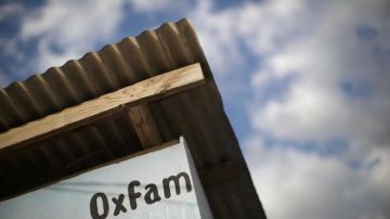 El nombre de Oxfam en un quiosco de distribución de agua en Puerto Príncipe (Haití)