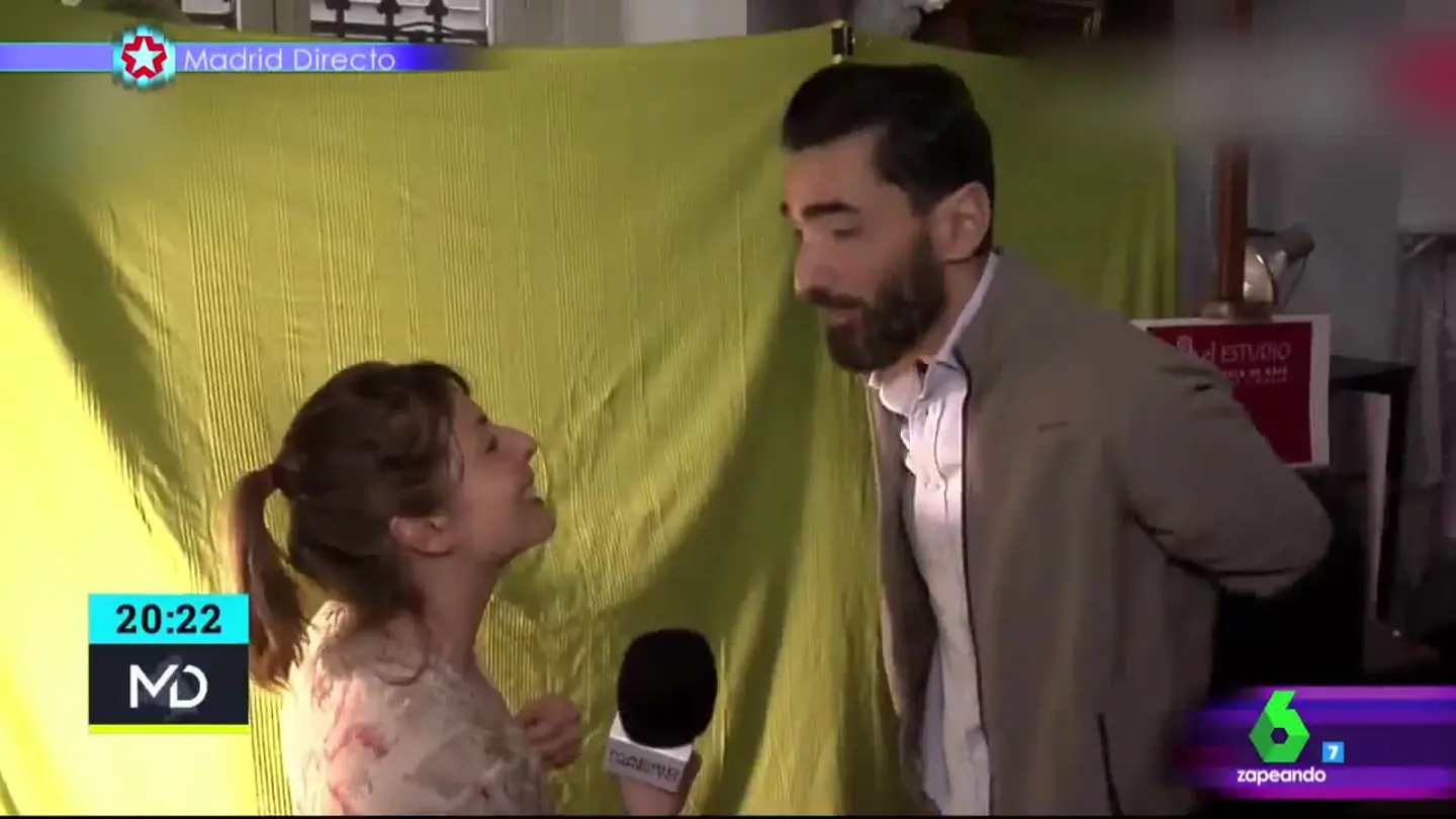 El posado "como dios le trajo al mundo" del reportero Jesús Cosano El posado "como dios le trajo al mundo" del reportero Jesús Cosano