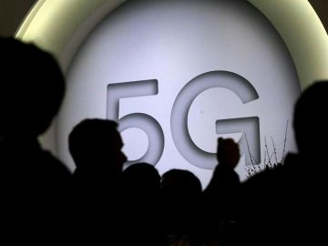 Cartel que anuncia la nueva tecnología 5G en el Mobile World Congress (MWC) Cartel que anuncia la nueva tecnología 5G en el Mobile World Congress (MWC)