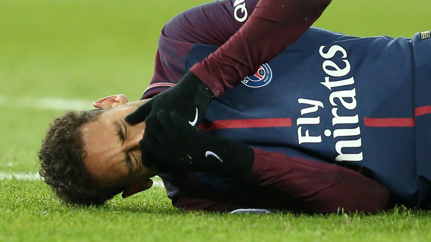 Neymar, dolorido en el suelo Neymar, dolorido en el suelo