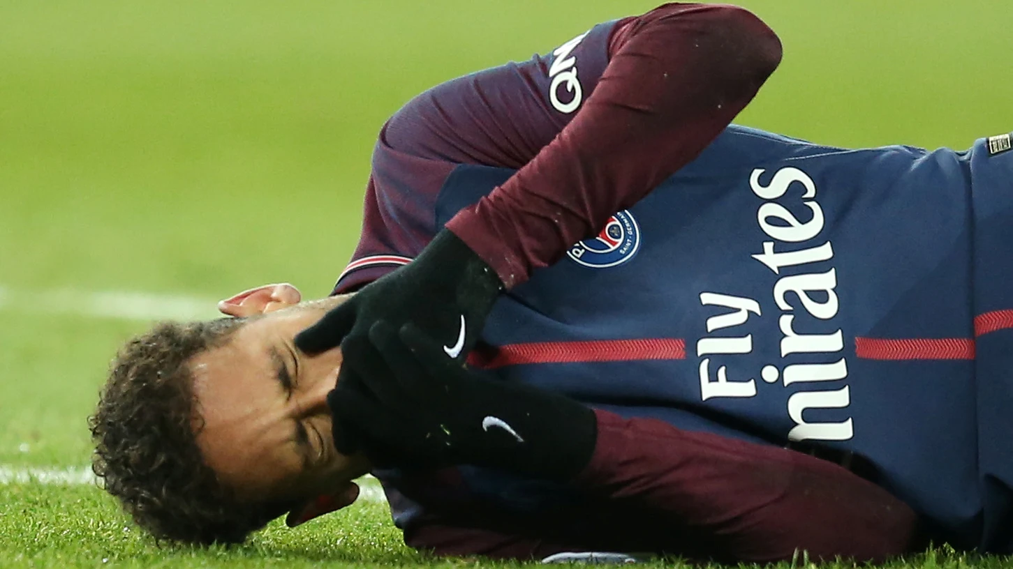 Neymar, dolorido en el suelo Neymar, dolorido en el suelo