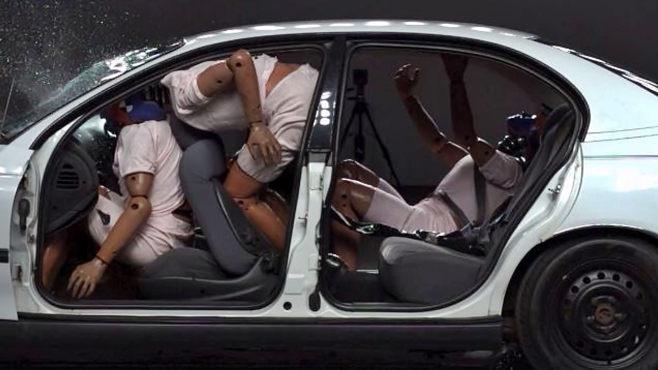 Подушка безопасности авария. Человек в автомобиле пристегнутый ремнем безопасности. Непристегнутый пассажир на заднем сидении. Пассажир в машине. Ремень безопасности аварии.