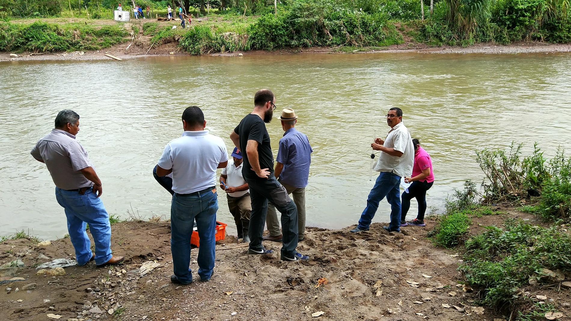 Miembros del grupo de la UPM en Nicaragua probando el sistema que han desarrollado para evaluar la calidad del agua.