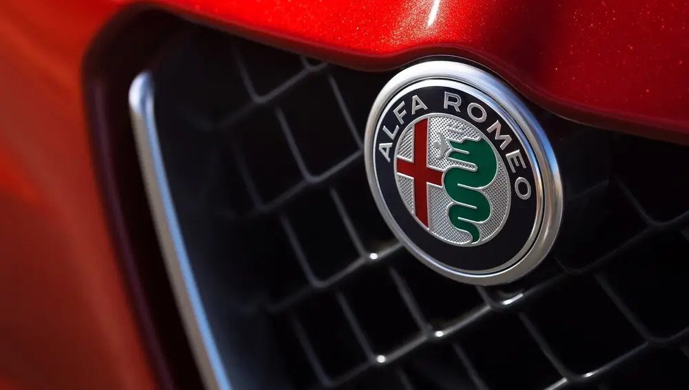 Alfa_Romeo-Giulia_2016_01.jpg