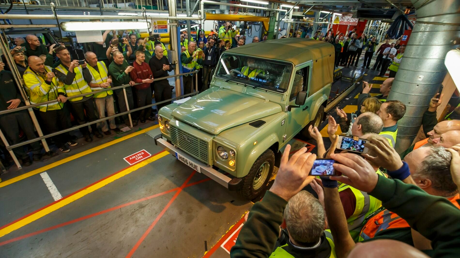 land-rover-defender-adios-0116-01.jpg