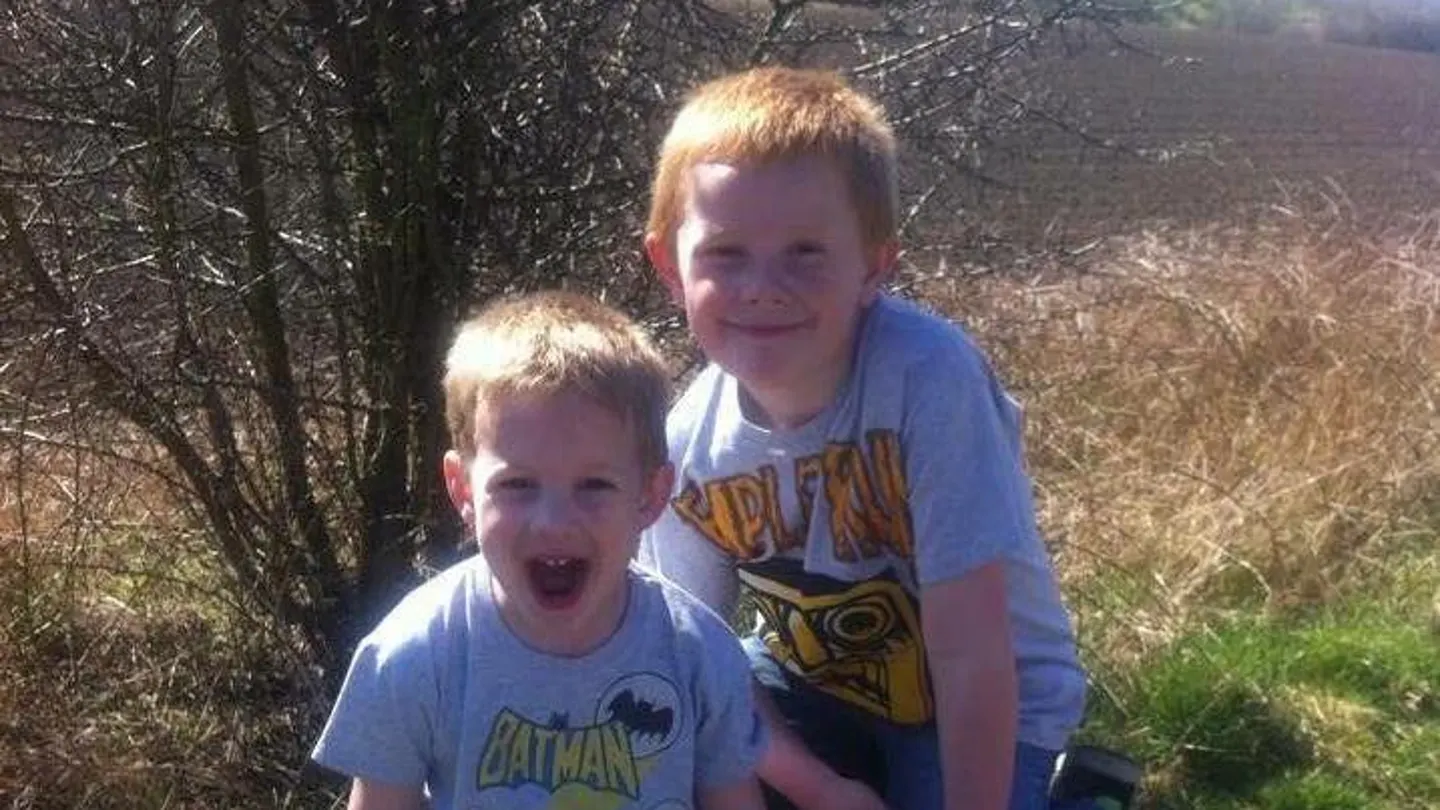 Leo y Oliver, dos hermanos diagnosticados con cáncer Leo y Oliver, dos hermanos diagnosticados con cáncer