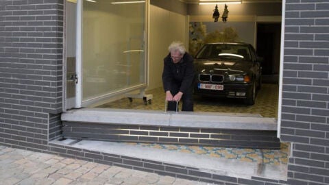 El misterio está en que el viejo escaparate está sobre unas ruedas que permiten su apertura y, por supuesto, el banco de la calle se puede quitar y poner sin problema.