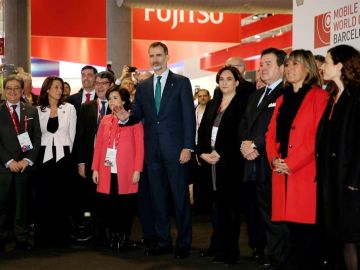 El Rey Felipe VI inaugura el Mobile World Congress acompañado de Soraya Sáenz de Santamaría y Ada Colau El Rey Felipe VI inaugura el Mobile World Congress acompañado de Soraya Sáenz de Santamaría y Ada Colau