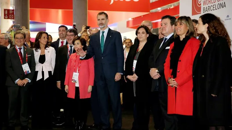 El Rey Felipe VI inaugura el Mobile World Congress acompañado de Soraya Sáenz de Santamaría y Ada Colau