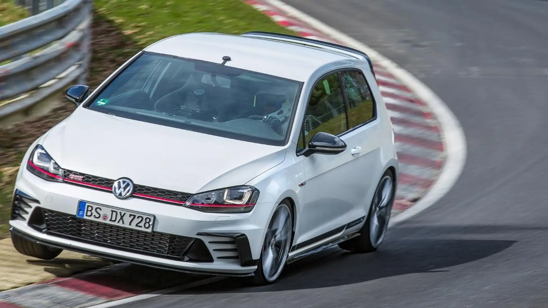 volkswagen-golf-gti-clubsport-s-record-nurburgring-2016-02.jpg