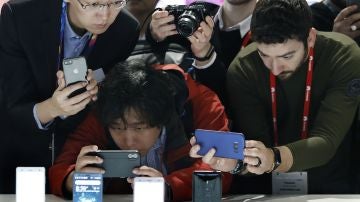 Asistentes al MWC fotografían las novedades de la compañía japonesa Sony Mobile