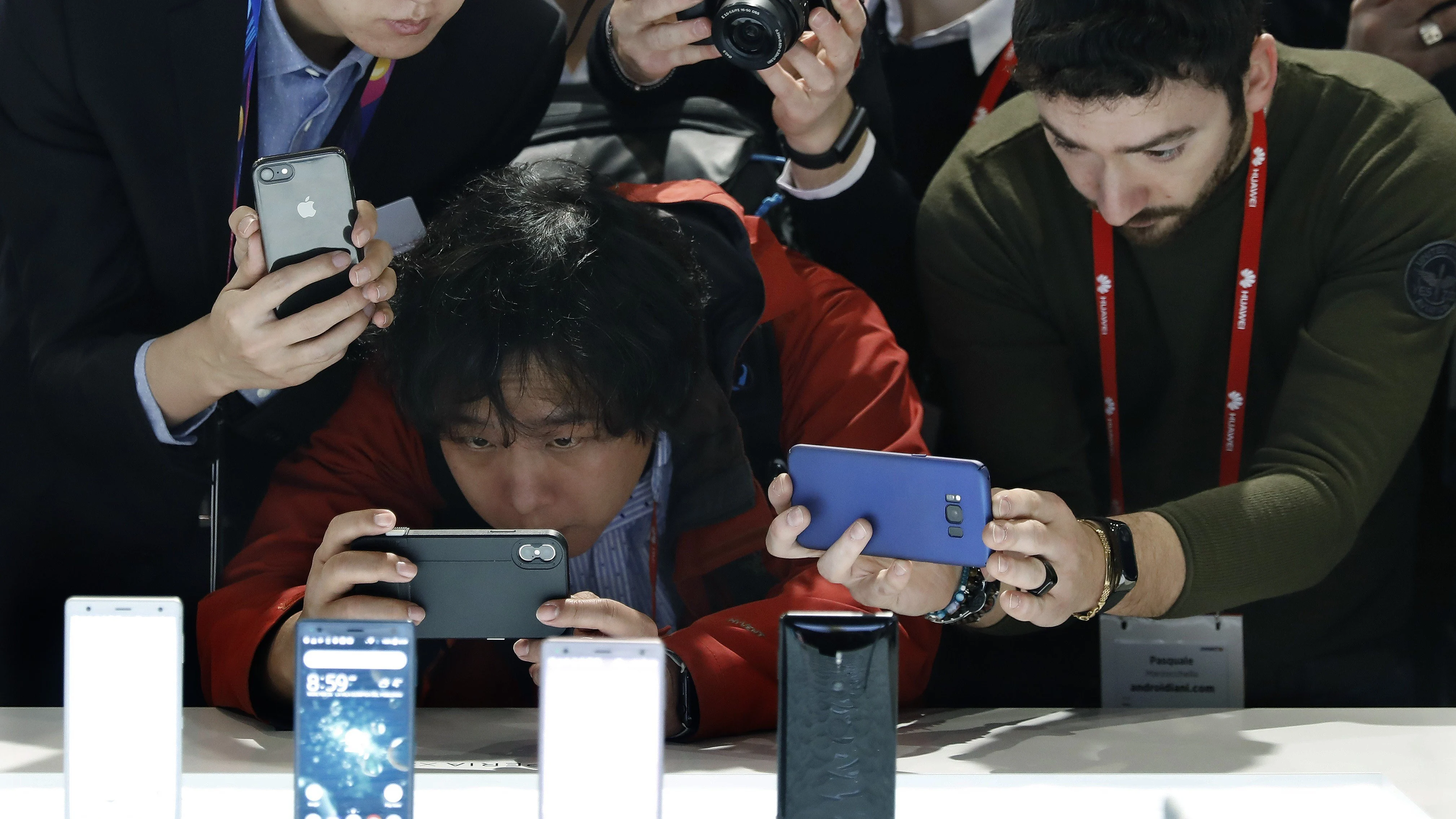 Asistentes al MWC fotografían las novedades de la compañía japonesa Sony Mobile