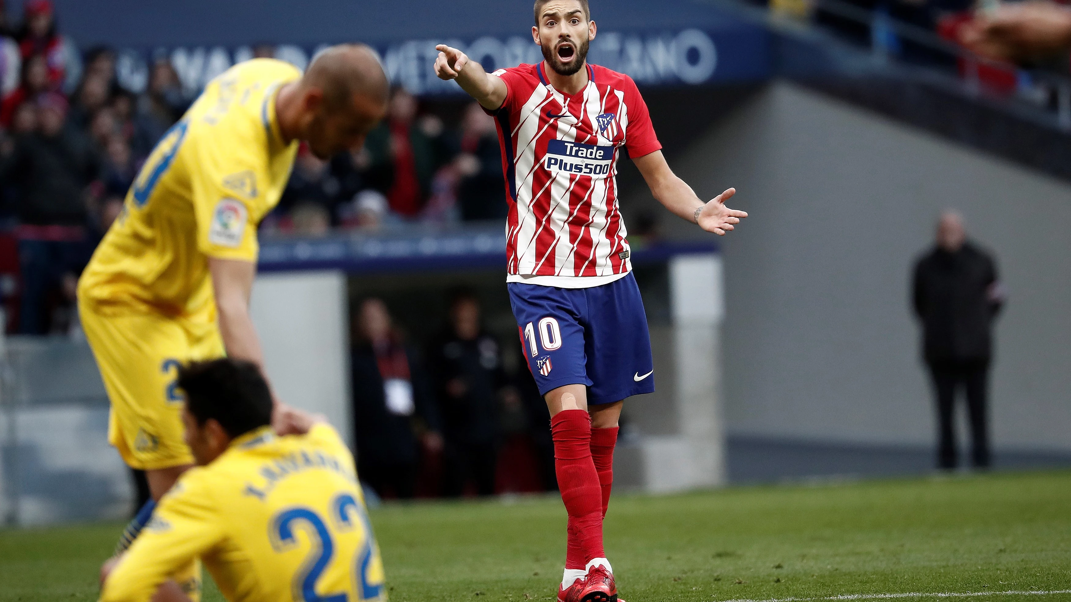 Carrasco da indicaciones durante un partido del Atlético de Madrid