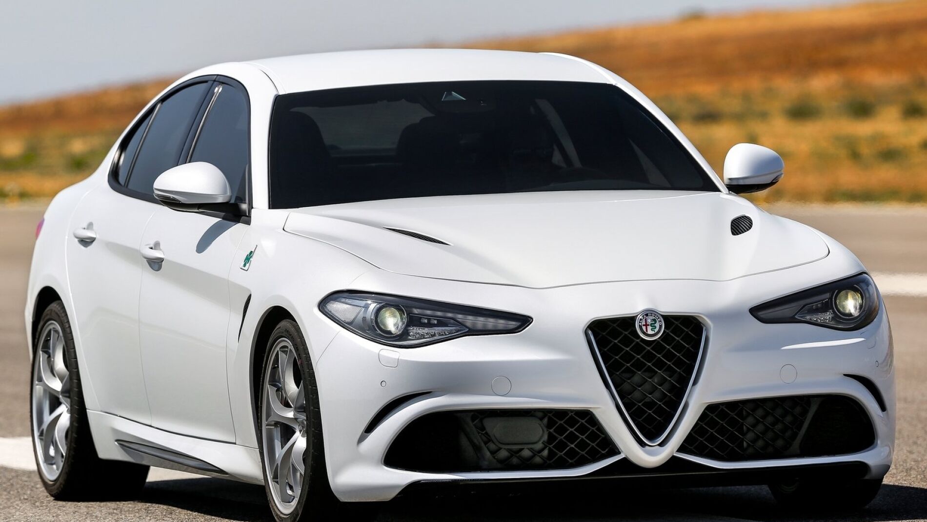 Alfa_Romeo-Giulia_2016_00.jpg