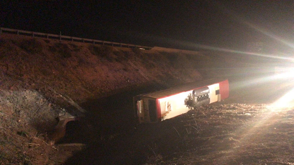 El autobús volcó sobre el lado derecho en la cuneta de la autopista