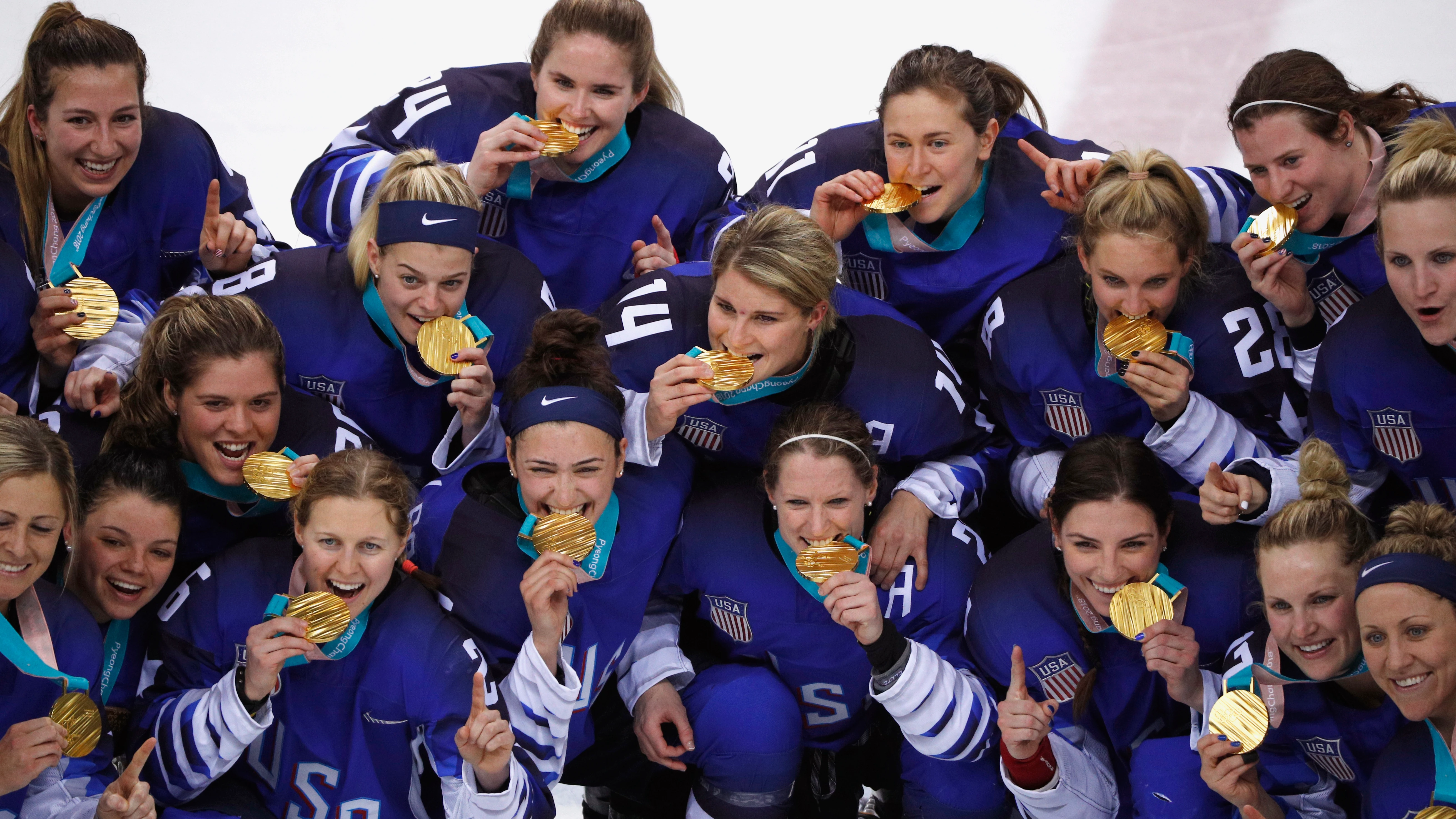 El equipo femenino de hockey hielo celebra el oro conseguido en Pyeongchang