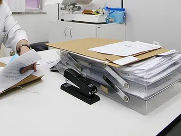 Una pediatra en consulta Una pediatra en consulta