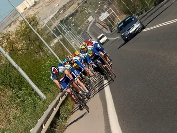 Grupo-ciclistas-adelantamiento_2.jpg Grupo-ciclistas-adelantamiento_2.jpg