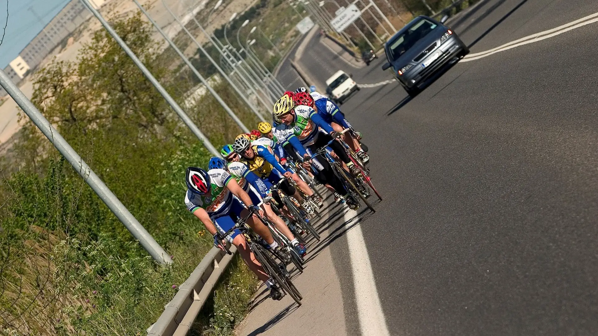 Grupo-ciclistas-adelantamiento_2.jpg