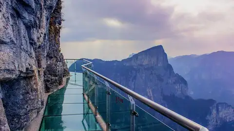 Pasarela de cristal Planes locos para familias aventureras en China
