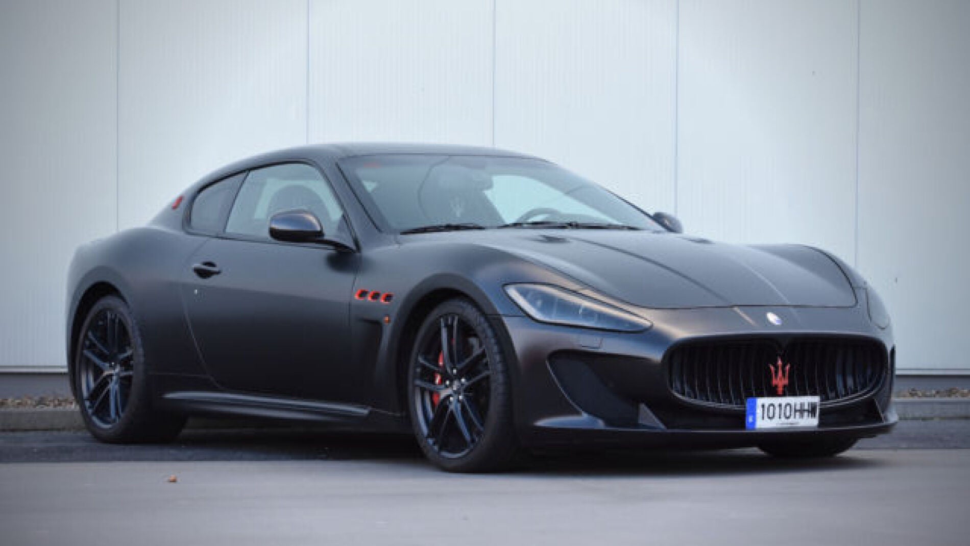 Maserati-GranTurismo-MC-Stradale_Leo-Messi_frontolateral.jpg