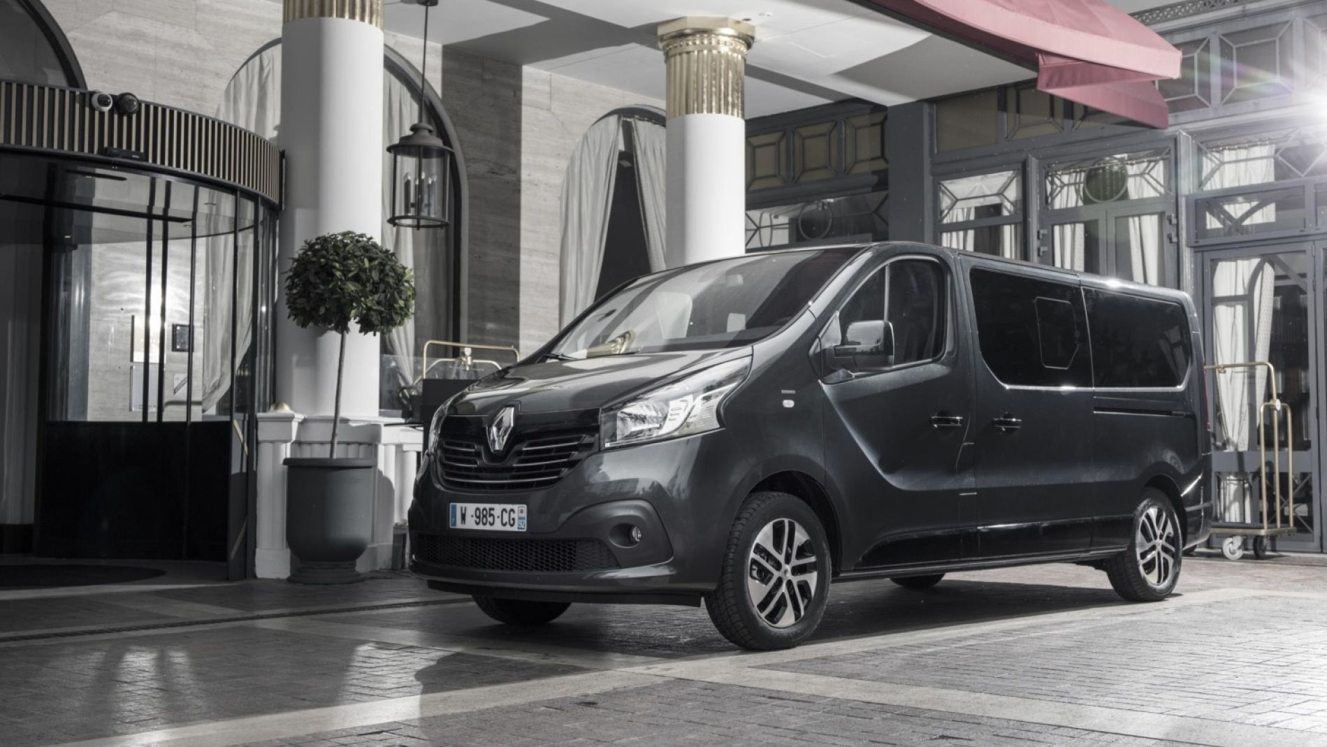 renault-trafic-spaceclass9.jpg