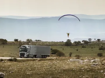 camion-volvo-parapente-2016-01.jpg camion-volvo-parapente-2016-01.jpg