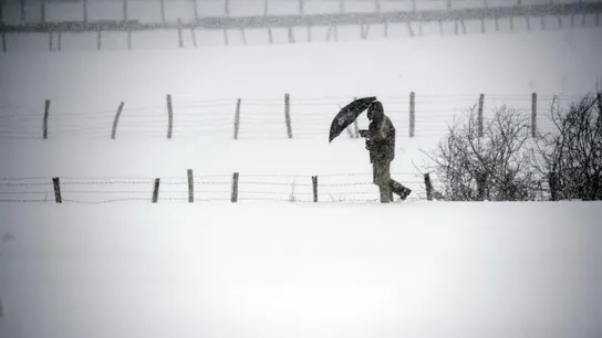 Un hombre camina entre la nieve Un hombre camina entre la nieve
