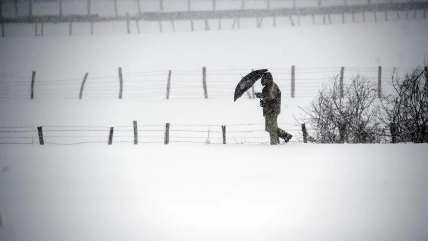 Un hombre camina entre la nieve Un hombre camina entre la nieve