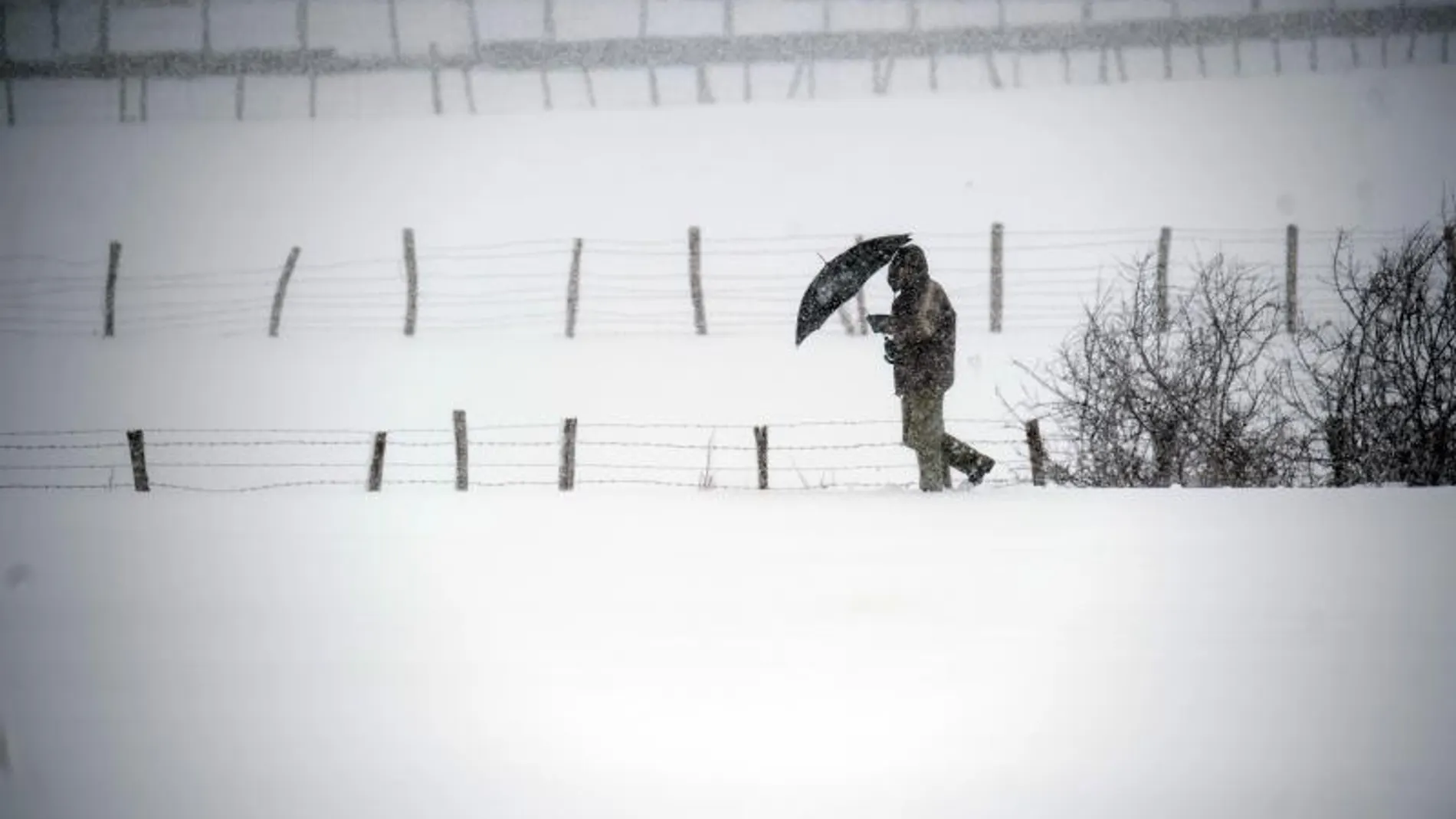 Un hombre camina entre la nieve