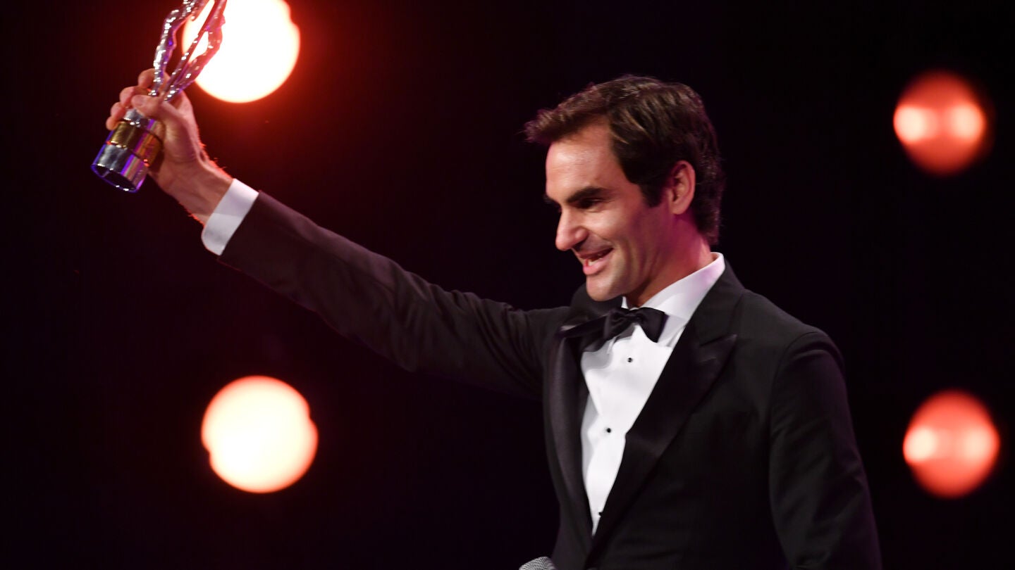 Roger Federer sonr&iacute;e tras recibir su Premio Laureus