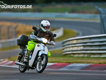 lee-scooter-nurburgring-2016-01.jpg lee-scooter-nurburgring-2016-01.jpg