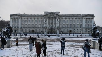 La nieve cubre los jardines frente al Palacio de Buckingham