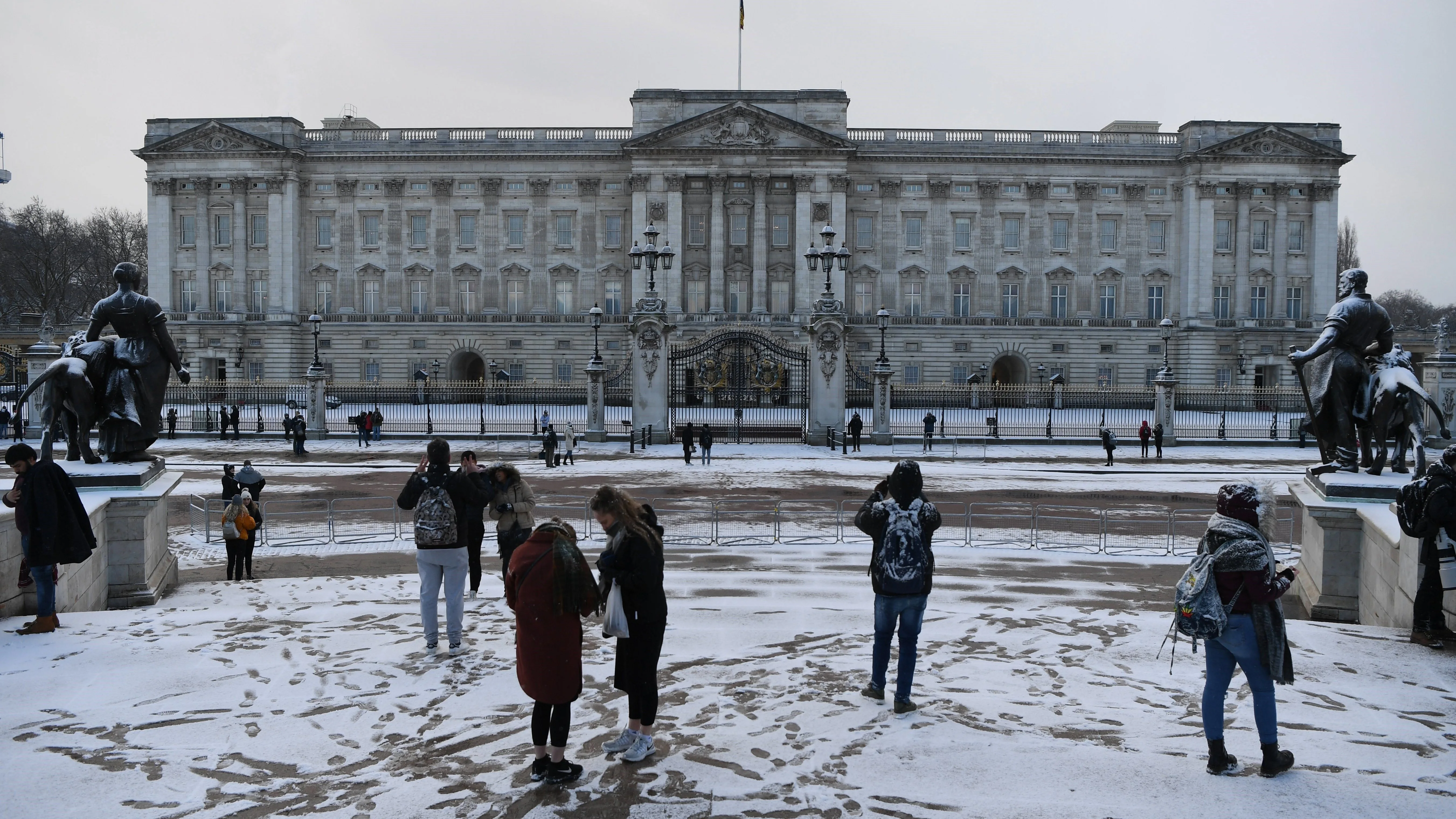 La nieve cubre los jardines frente al Palacio de Buckingham