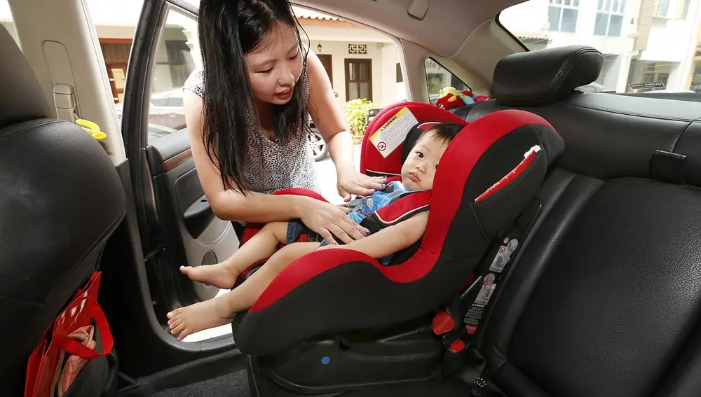 Bebé en una sillita del coche