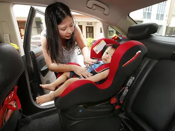 Bebé en una sillita del coche Bebé en una sillita del coche