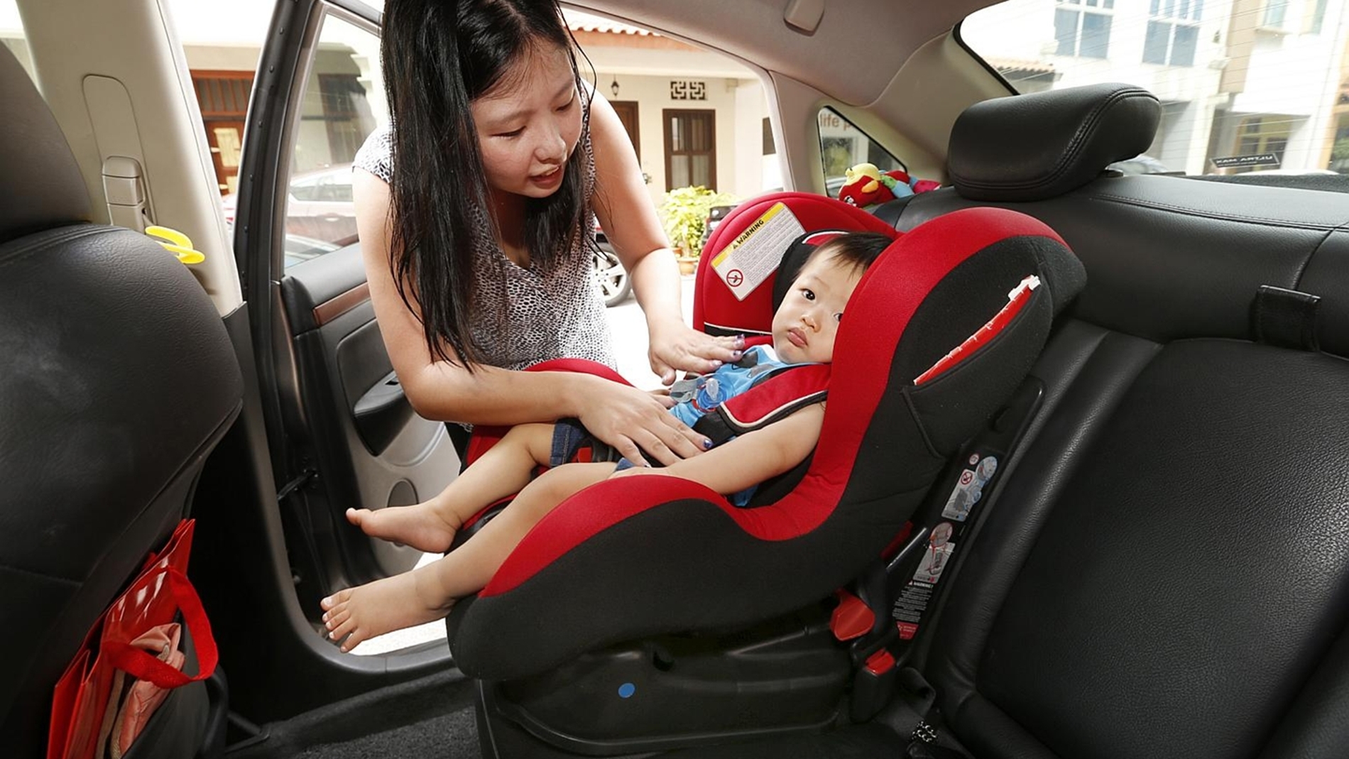 Bebé en una sillita del coche
