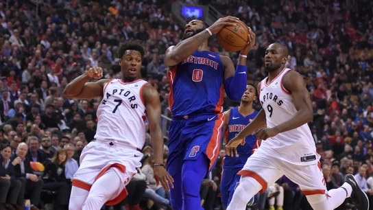 Ibaka y Lowry intentan detener a Drummond Ibaka y Lowry intentan detener a Drummond