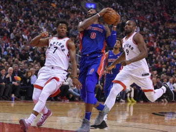 Ibaka y Lowry intentan detener a Drummond Ibaka y Lowry intentan detener a Drummond