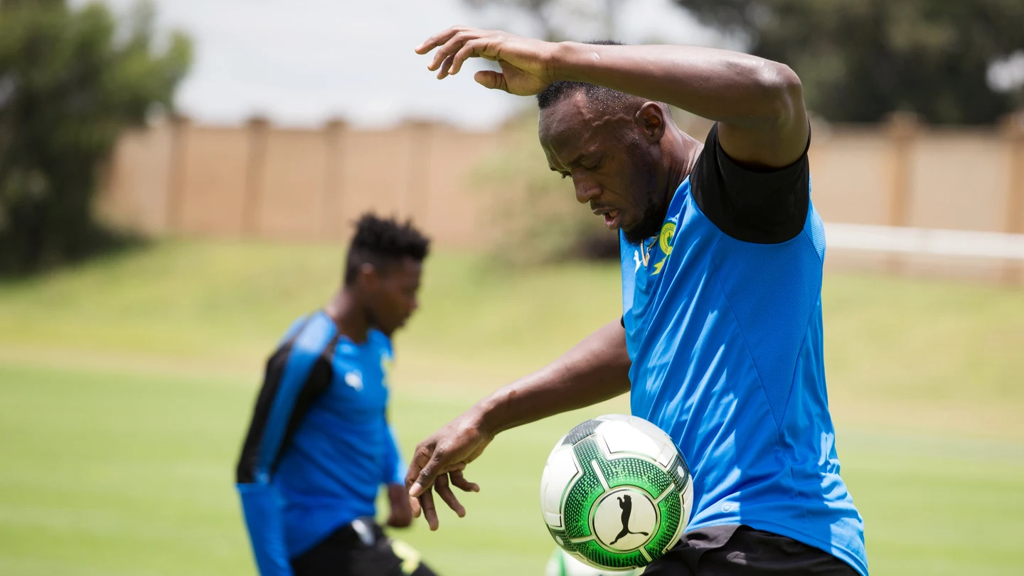 Bolt, jugando al fútbol Bolt, jugando al fútbol