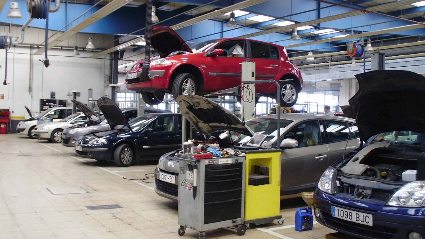 Imagen de un taller de coches Imagen de un taller de coches