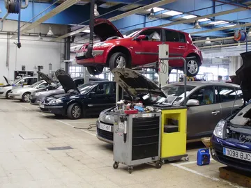 Imagen de un taller de coches Imagen de un taller de coches