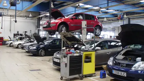 Imagen de un taller de coches Imagen de un taller de coches