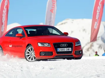 Coche en la nieve Coche en la nieve