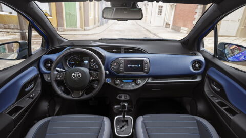toyota_yaris_hybrid_bi-tone_11