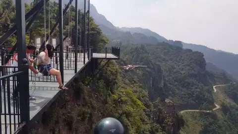 Columpio sobre el acantilado Planes locos para familias aventureras en China