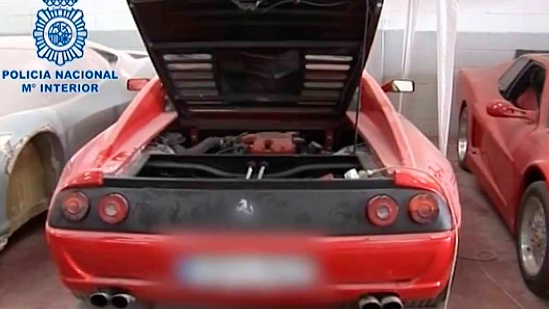La policía desmantela en Sils un taller clandestino de Ferraris y  Lamborghinis