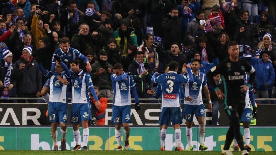 Los jugadores del Espanyol celebran el gol ante el Madrid