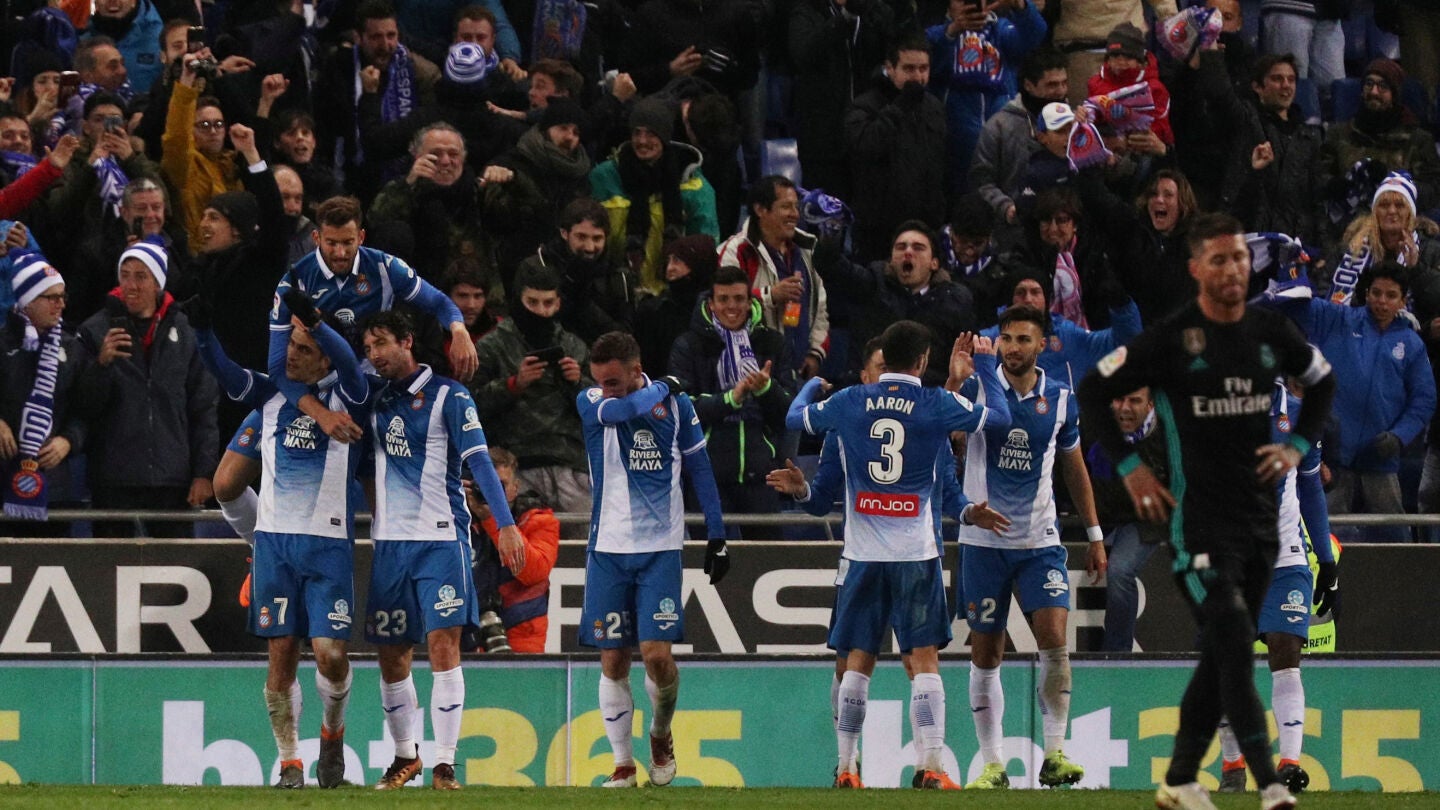 Los jugadores del Espanyol celebran el gol ante el Madrid