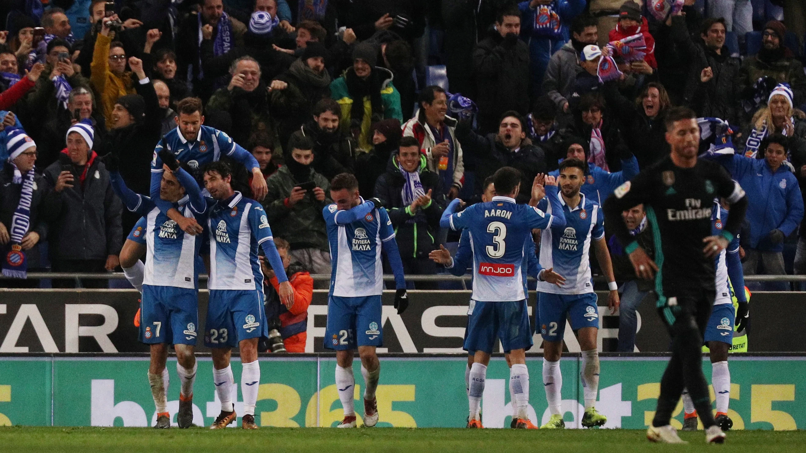 Los jugadores del Espanyol celebran el gol ante el Madrid